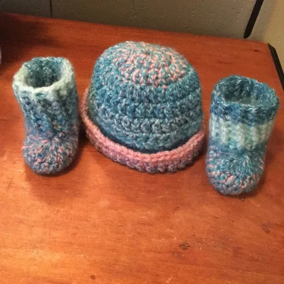 🌺 Baby hat & booties hand crocheted pink and blue - Picture 2 of 8